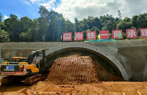 南昌西二環(huán)高速項目工程梅嶺隧道啟動進(jìn)洞施工