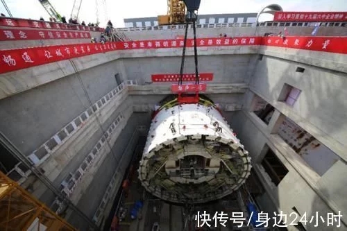 內(nèi)最大直徑盾構(gòu)機(jī)刀盤下井江陰靖江長江隧道項(xiàng)目吊裝重大部件全部完成 2月19日，江陰靖江長江隧道又一關(guān)鍵性節(jié)點(diǎn)取得突破--國內(nèi)最大直徑盾構(gòu)機(jī)“聚力一號”刀盤順利下井(圖1)