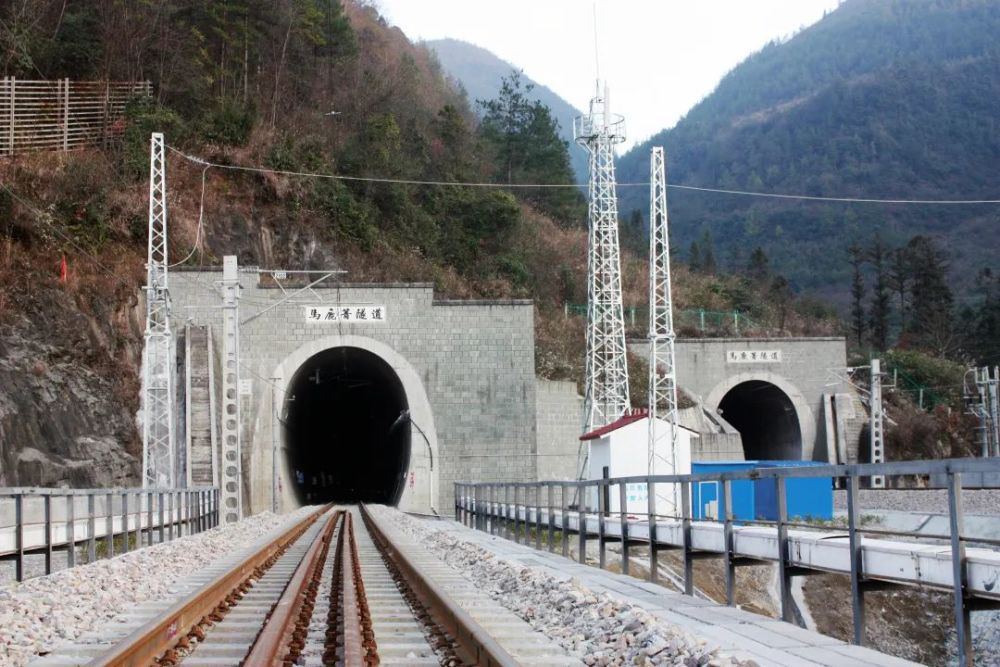 縱橫溝壑總是歌，中鐵十一局唱響隧道工程“最強音”(圖2)