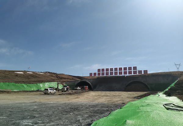 喜迅：平均海拔3300米 久馬高速首座隧道單幅貫通(圖1)