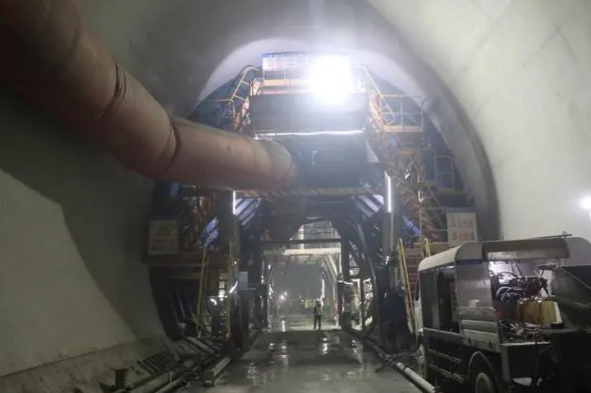 西十高鐵西嶺隧道施工傳捷報